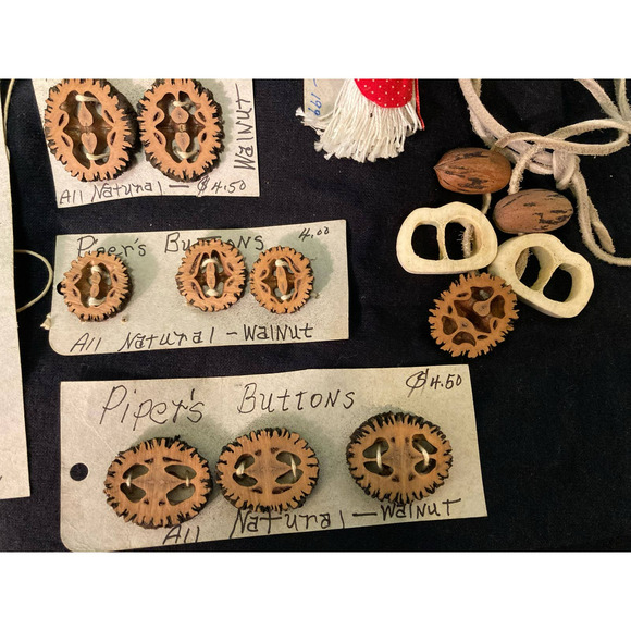 VINTAGE Helen Piper Lot Folk Art Handmade Buttons Pin Necklaces Black Walnut - Picture 6 of 8